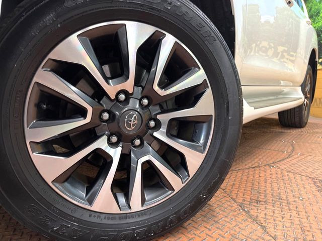 【純正アルミホイール】外観にマッチした純正アルミホイールを装着しております。各種社外アルミホイールや、スタッドレスタイヤも取扱いしております。是非ご相談ください♪