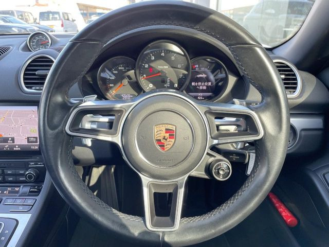 ���X�|�[�c�f�U�C���X�e�A�����O:�|���V�F�̒��ł��l�C�̑����̈�ł��B�p�h���V�t�g����������A�f�U�C�����ʏ�̃X�e�A�����O�ɔ�ׂăX�|�[�e�B�ȃf�U�C�����̗p����Ă�����p���A�����ڂƂ��ɗǍD�ł��B