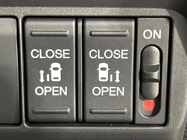 【両側パワースライドドア】スマートキーや運転席のスイッチで後席両側スライドドアの開閉が可能♪電動だから力を入れてドアを開ける必要が無く、小さなお子様でも簡単に開け閉めでき快適です♪