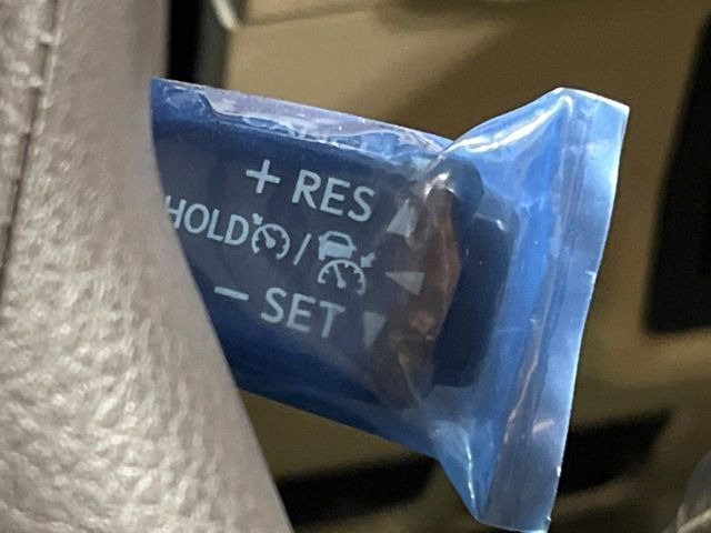 【レーダークルーズコントロール】高速道路での長距離走行が楽に!!自動で速度を保つクルーズコントロールが、衝突軽減システムと連携し、前方の車両を感知して車間を保つように速度調節してくれます!!