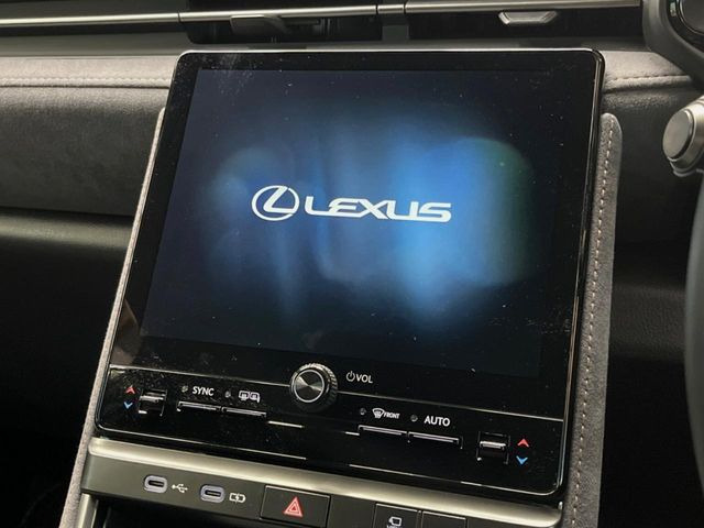 �y9.8�C���` �f�B�X�v���C�I�[�f�B�I�z���ʂ̃f�B�X�v���C��AppleCarPlay��AndroidAuto�����p�\�B�傫�ȉ�ʂŃX�}�z�i�r�A�v���������p���������܂���