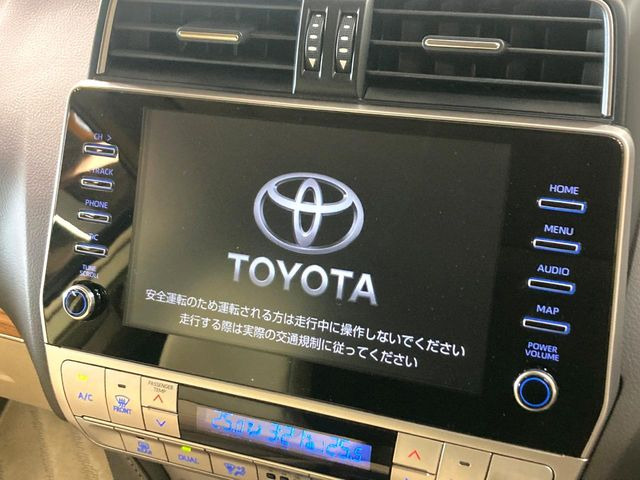 【メーカー純正ナビ】インテリアに溶け込むスタイリッシュな「専用設計」メーカーナビを装備♪視認性や操作性など基本性能にも優れ、より上質なカーライフをお楽しみいただけます。