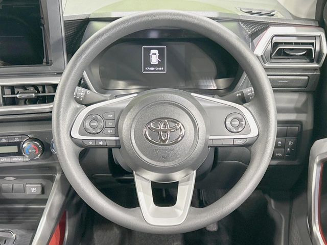 �C���e���A�ɍ��킹���f�U�C���̃X�e�A�����O�́A�^�]�������̂��Ƃ��l���A�^�]���₷���`��A�傫���ł��B�����x�A���ۂɐG���Ă��m���߂��������B