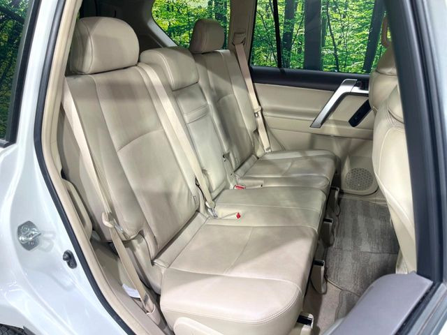 後部座席も気になるようなキズ・汚れやへたり等、大きなダメージはなく、良好な状態です。