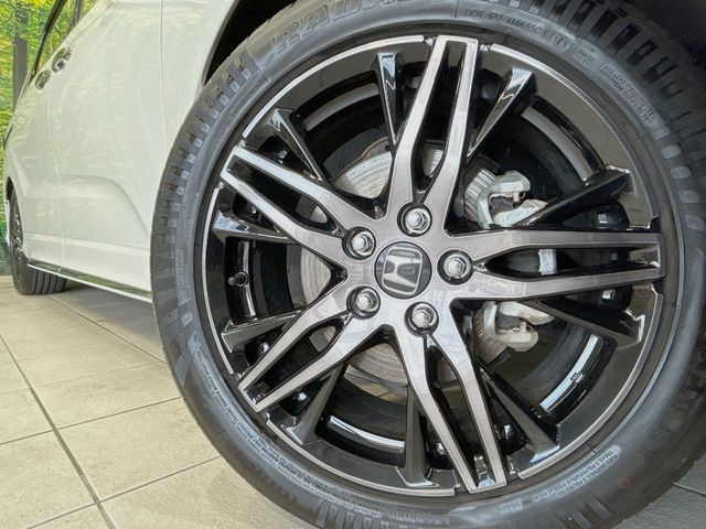 �y����18�C���`�A���~�z�C�[���z�O�ςɃ}�b�`���������A���~�z�C�[���𑕒����Ă���܂��B�e��ЊO�A���~�z�C�[����A�X�^�b�h���X�^�C�����戵�����Ă���܂��B���񂲑��k����������