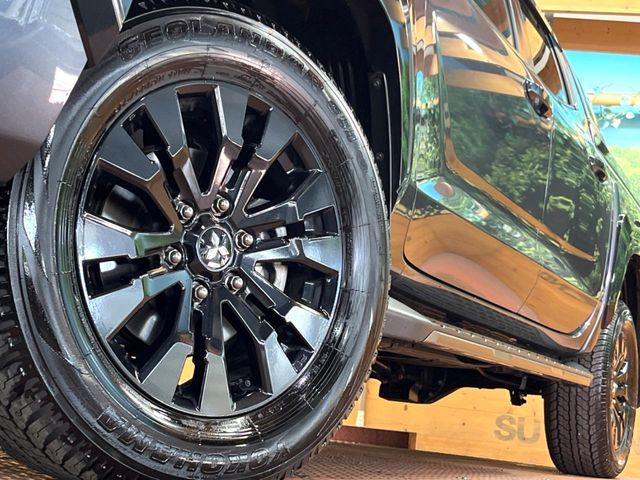 �y����18�C���`�A���~�z�C�[���z�O�ςɃ}�b�`���������A���~�z�C�[���𑕒����Ă���܂��B�e��ЊO�A���~�z�C�[����A�X�^�b�h���X�^�C�����戵�����Ă���܂��B���񂲑��k����������