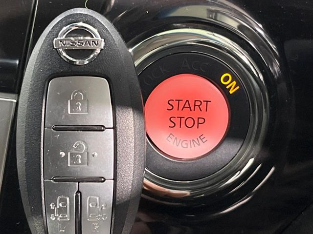 【インテリジェントキー】カバンやポケットに入れたままでもドアの施錠・解錠が可能なスマートキーを装備。エンジンのオン・オフ時もカギを取り出す必要が無いからとっても便利です♪