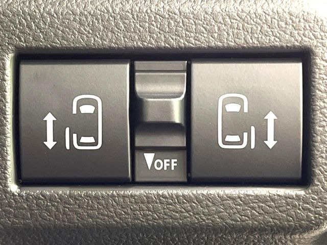 【両側パワースライドドア】スマートキーや運転席のスイッチで後席両側スライドドアの開閉が可能♪電動だから力を入れてドアを開ける必要が無く、小さなお子様でも簡単に開け閉めでき快適です♪