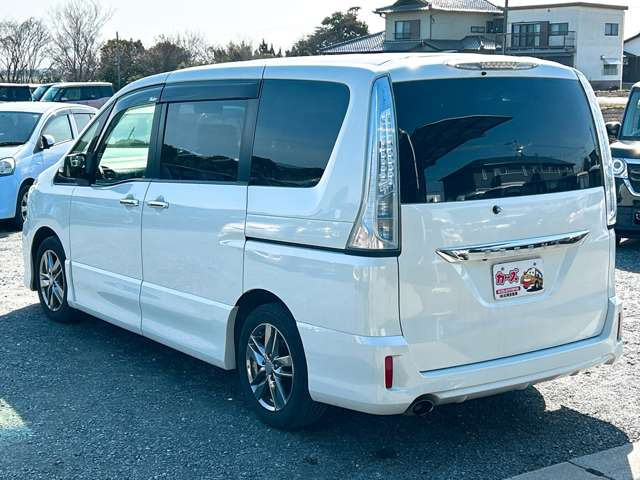 ���X�ł͌y�����Ԃ��畁�ʎԂ܂ŕ��L���I�[�����[�J�[�̎Ԏ�E�F�E�O���[�h��L�x�ɑ����Ă���܂��B