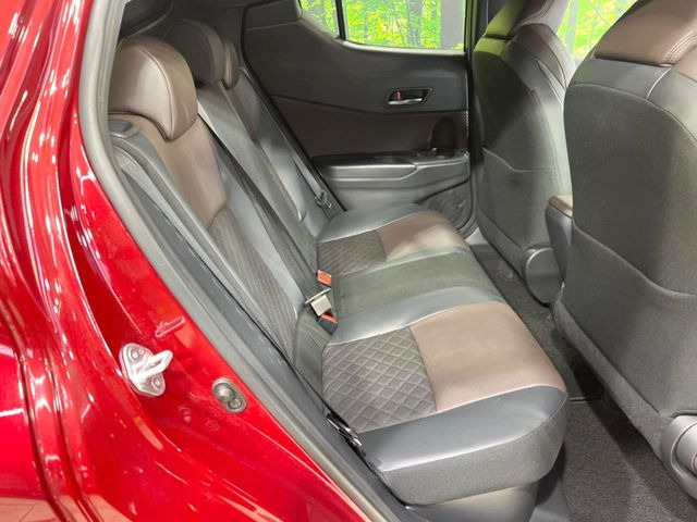 広々とした2列目シートは居住性が高く、居心地も快適!友達や家族とのお出かけにぴったりです。ベビーシートやチャイルドシート使用時も快適にお過ごしいただける十分な空間を確保しています。