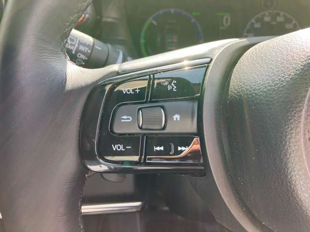 運転中でも手を離さずにオーディオの操作ができる『ステアリングスイッチ』機能があります!