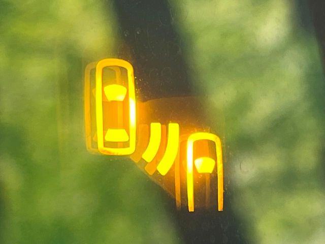 【ブラインドスポットモニター】走行中、ドアミラーの死角になりやすい箇所に後続車が接近するとサイドミラーのレンズに警告を表示!ドライバーに注意喚起をしてくれます。