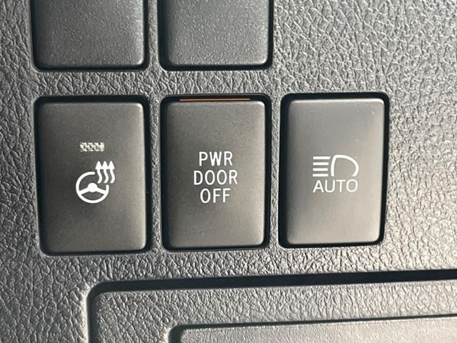 【ステアリングヒーター】冬場に冷たくなりやすい革巻きステアリングを、スイッチ一つで素早く適温に!エアコンよりも早く温まってくれるので、寒い日の運転も快適になりますね♪