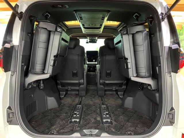 ���i�̂���������ʋ΁A���}���ɏ\���ȉ׎��X�y�[�X���m�ۂ��Ă���܂��B�Z�J���h�V�[�g��|���ƁA�傫�ȉו��̐ύڂ��\�ł���