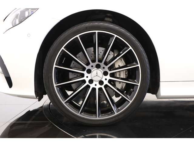 ハイグロスブラック20インチAMG5ツインスポークアルミホイール装備で、スポーティな印象を与えてくれます。