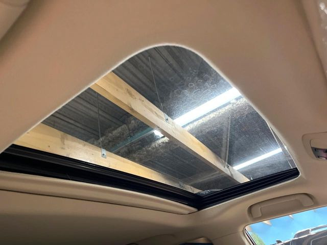 【サンルーフ】開放感たっぷりの希少装備、サンルーフが装着されています!車内に明かりを取り入れたり景色を楽しむ以外にも、車内の空気も簡単に換気できて快適です!