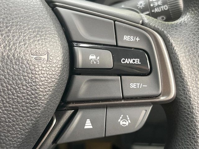 【アダプティブクルーズコントロール】高速道路での長距離走行が楽に!!自動で速度を保つクルーズコントロールが、衝突軽減システムと連携し、前方の車両を感知して車間を保つように速度調節してくれます!!