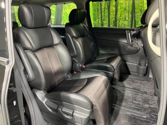 広々とした2列目シートは居住性が高く、居心地も快適!友達や家族とのお出かけにぴったりです。ベビーシートやチャイルドシート使用時も快適にお過ごしいただける十分な空間を確保しています。