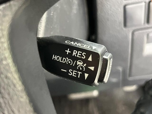 【レーダークルーズコントロール】高速道路での長距離走行が楽に!!自動で速度を保つクルーズコントロールが、衝突軽減システムと連携し、前方の車両を感知して車間を保つように速度調節してくれます!!