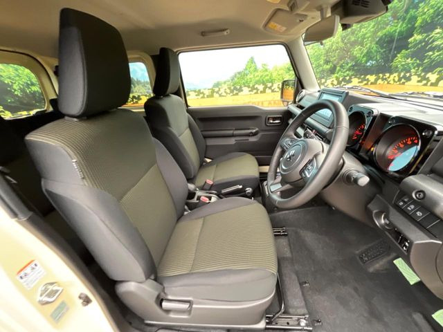 運転席シート廻りは使用感も少なく、良好な状態となっています。丁寧に使われていたことがよくわかりますね。