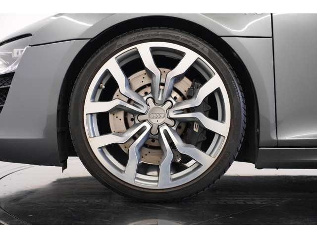 19インチ10スポークYデザイン アルミホイール装備で、剛性とスポーティさを兼ね備えております。