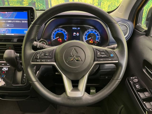 �C���e���A�ɍ��킹���f�U�C���̃X�e�A�����O�́A�^�]�������̂��Ƃ��l���A�^�]���₷���`��A�傫���ł��B�����x�A���ۂɐG���Ă��m���߂��������B