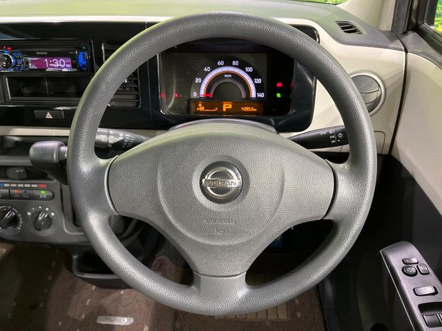 �C���e���A�ɍ��킹���f�U�C���̃X�e�A�����O�́A�^�]�������̂��Ƃ��l���A�^�]���₷���`��A�傫���ł��B�����x�A���ۂɐG���Ă��m���߂��������B