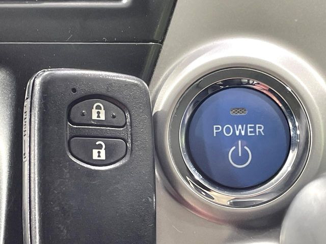 【スマートキー】カバンやポケットに入れたままでもドアの施錠・解錠が可能なスマートキーを装備。エンジンのオン・オフ時もカギを取り出す必要が無いからとっても便利です♪