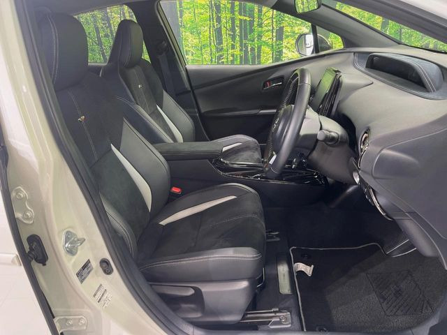 【ハーフレザーシート】高級感と座り心地を両立した人気のシート♪背面・座面のファブリック素材は、通気性の良さや滑りにくさに優れています。気温や服装に左右されず快適にお乗りいただけます。