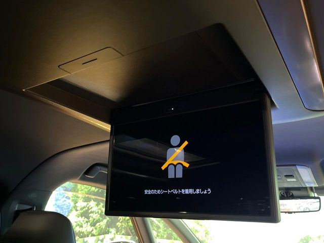【フリップダウンモニター】大画面モニターで後席でもエンタメをお楽しみいただけます。小さなお子様にも大人気の装備です♪
