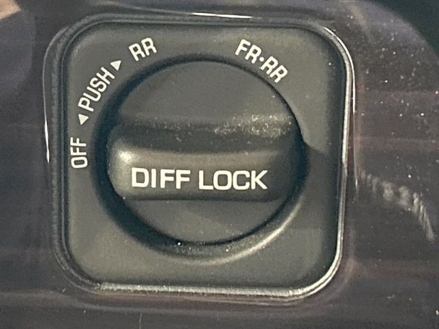 �y���A�f�t���b�N�z���H��ᓹ�ȂǂŎԂ��X�^�b�N�����ꍇ�ł��A�^�C���̋�]��}�����E�o���₷������f�t���b�N�𑕔��B�ϐ�n��I�t���[�h�ł̎g�p���������ɂ��X�X���̈��ł���