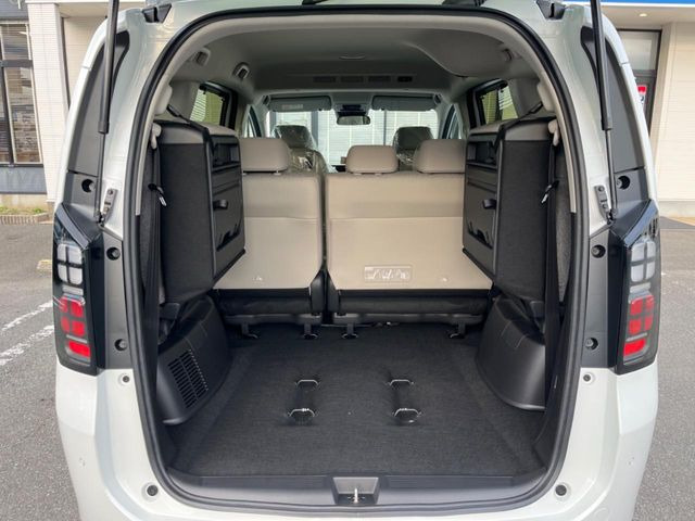 ���i�̂���������ʋ΁A���}���ɏ\���ȉ׎��X�y�[�X���m�ۂ��Ă���܂��B�Z�J���h�V�[�g��|���ƁA�傫�ȉו��̐ύڂ��\�ł���