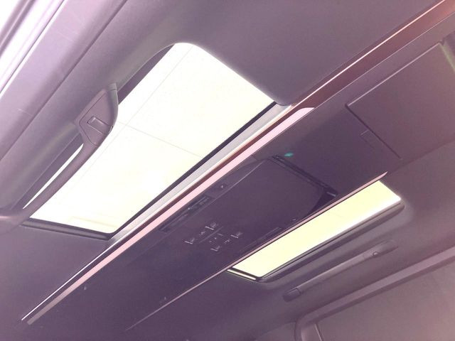 【左右独立ムーンルーフ】2列目左右席にそれぞれ配置されたガラスルーフ!日差しに合わせて片側だけシェードを閉めることも可能です!