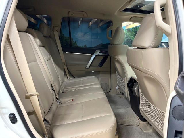 後部座席も気になるようなキズ・汚れやへたり等、大きなダメージはなく、良好な状態です。