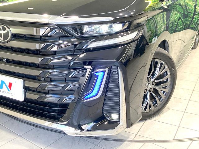 【三眼LEDヘッドライト】スタイリッシュな見た目の三眼LEDヘッドライトを装備♪スタイルだけでなく、夜間の走行も視界良好で安心してお乗りいただけます。