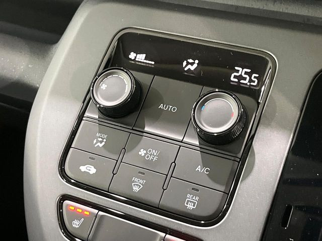 【オートエアコン】一度お好みの温度に設定すれば、車内の温度を検知し風量や温度を自動で調整。暑い&hellip;寒い&hellip;と何度もスイッチ操作をする必要はありません。快適な車内空間には必須の機能ですね♪