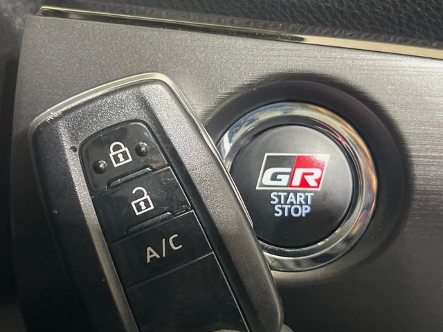 【スマートキー】カバンやポケットに入れたままでもドアの施錠・解錠が可能なスマートキーを装備。エンジンのオン・オフ時もカギを取り出す必要が無いからとっても便利です♪