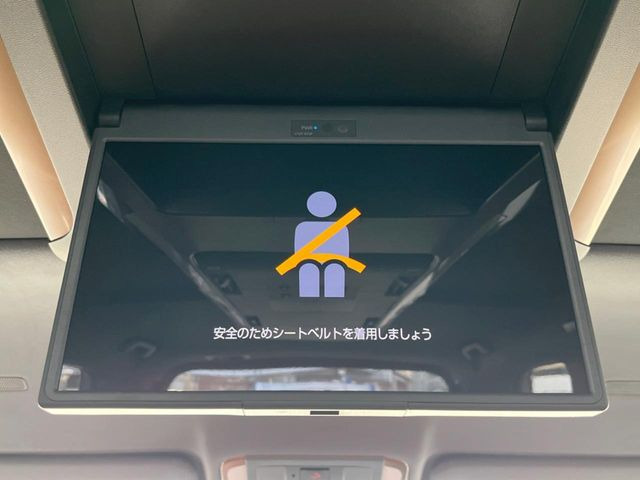 【13型有機ELフリップダウン】三列目からでも迫力のエンタメが観れる大画面フリップダウン。有機ELのモニターでは、一般的なフリップダウンよりも高コントラストでキレイな映像を楽しめます。