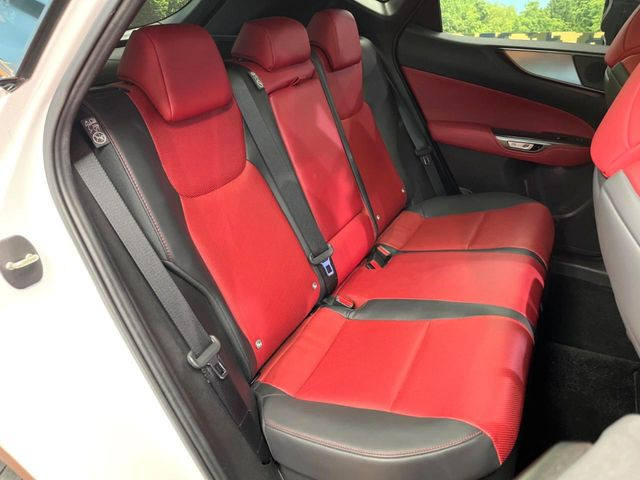 後部座席も気になるようなキズ・汚れやへたり等、大きなダメージはなく、良好な状態です。