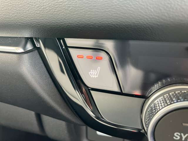 ★寒い冬場にうれしいシートヒーター★お尻がポカポカ!エアコンが利く前に乗り込むことが多いドライバーの身体を素早く暖めてくれます!