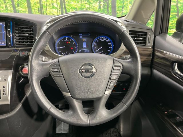 インテリアに合わせたデザインのステアリングは、運転される方のことも考え、運転しやすい形状、大きさです。是非一度、実際に触ってお確かめください。