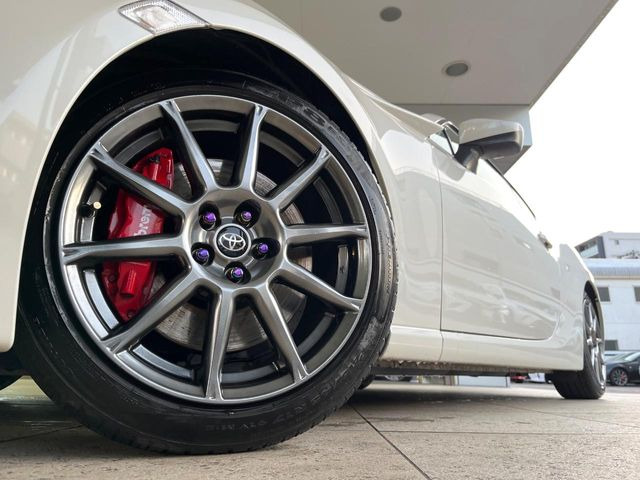 �y����19�C���`�A���~�z�C�[���z�O�ςɃ}�b�`���������A���~�z�C�[���𑕒����Ă���܂��B�e��ЊO�A���~�z�C�[����A�X�^�b�h���X�^�C�����戵�����Ă���܂��B���񂲑��k����������