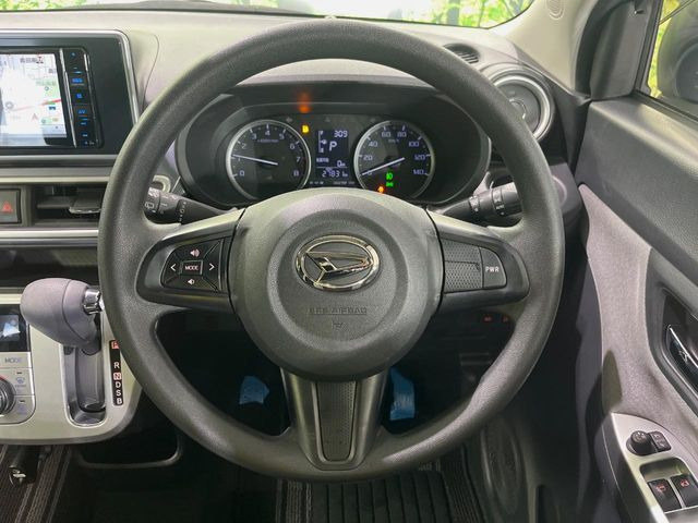 �C���e���A�ɍ��킹���f�U�C���̃X�e�A�����O�́A�^�]�������̂��Ƃ��l���A�^�]���₷���`��A�傫���ł��B�����x�A���ۂɐG���Ă��m���߂��������B