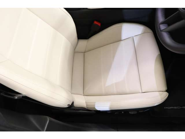 �V�[�g�x���`���[�^�[��14Way�d�������V�[�g���I�v�V�����ő�������Ă���A�������h���C�u�ł����K���𑹂Ȃ����ƂȂ��A�h���C�o�[��l�ЂƂ�ɍœK�ȃ|�W�V�����������B