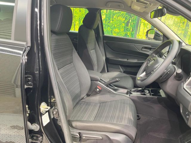 運転席まわりには十分なスペースがあり、大柄な方でもゆったり運転していただける環境です。