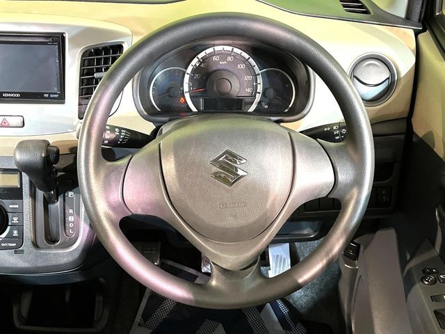 �C���e���A�ɍ��킹���f�U�C���̃X�e�A�����O�́A�^�]�������̂��Ƃ��l���A�^�]���₷���`��A�傫���ł��B�����x�A���ۂɐG���Ă��m���߂��������B