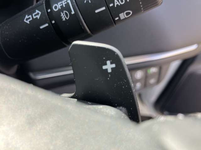 ★マニュアル車のような感覚で操れるパドルシフト★シフトレバーをマニュアルモードの位置にして『+』のレバーを引くとシフトアップ『-』のレバーを引くとシフトダウンします!