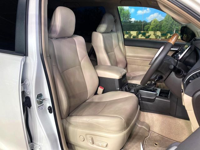 【ベージュレザーシート】デザイン性が高く、高級感のあるベージュ革シート。常に体に触れる部分だから、座り心地の良さにはこだわりたいですね♪汚れの付着や劣化を抑制する内装コーティング施工もおススメですよ♪