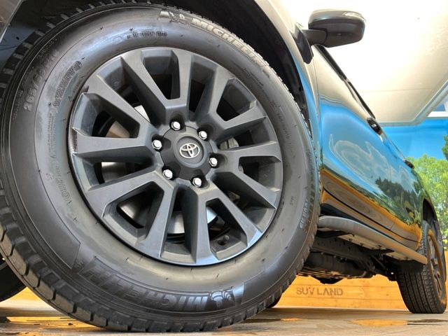 【純正18インチアルミホイール】外観にマッチした純正アルミホイールを装着しております。各種社外アルミホイールや、スタッドレスタイヤも取扱いしております。是非ご相談ください♪