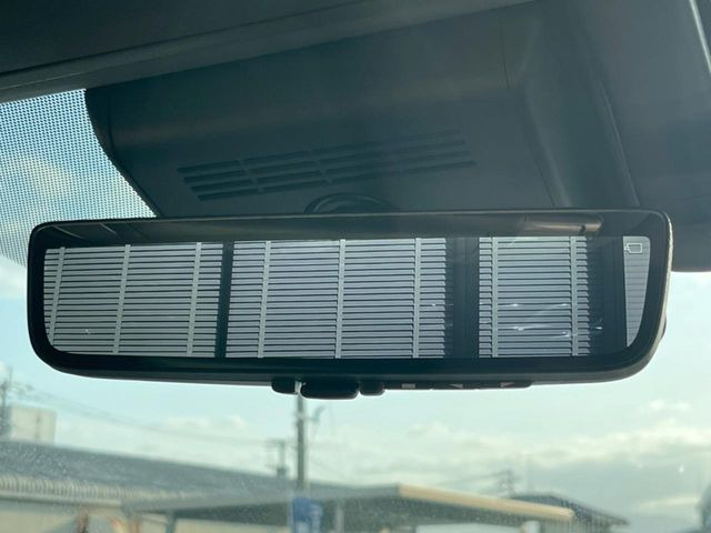 【デジタルインナーミラー】後席の大きな荷物や同乗者で後方が確認しづらい時でも安心!カメラが撮影した車両後方の映像をルームミラー内に表示。クリアな視界で状況の確認が可能です!